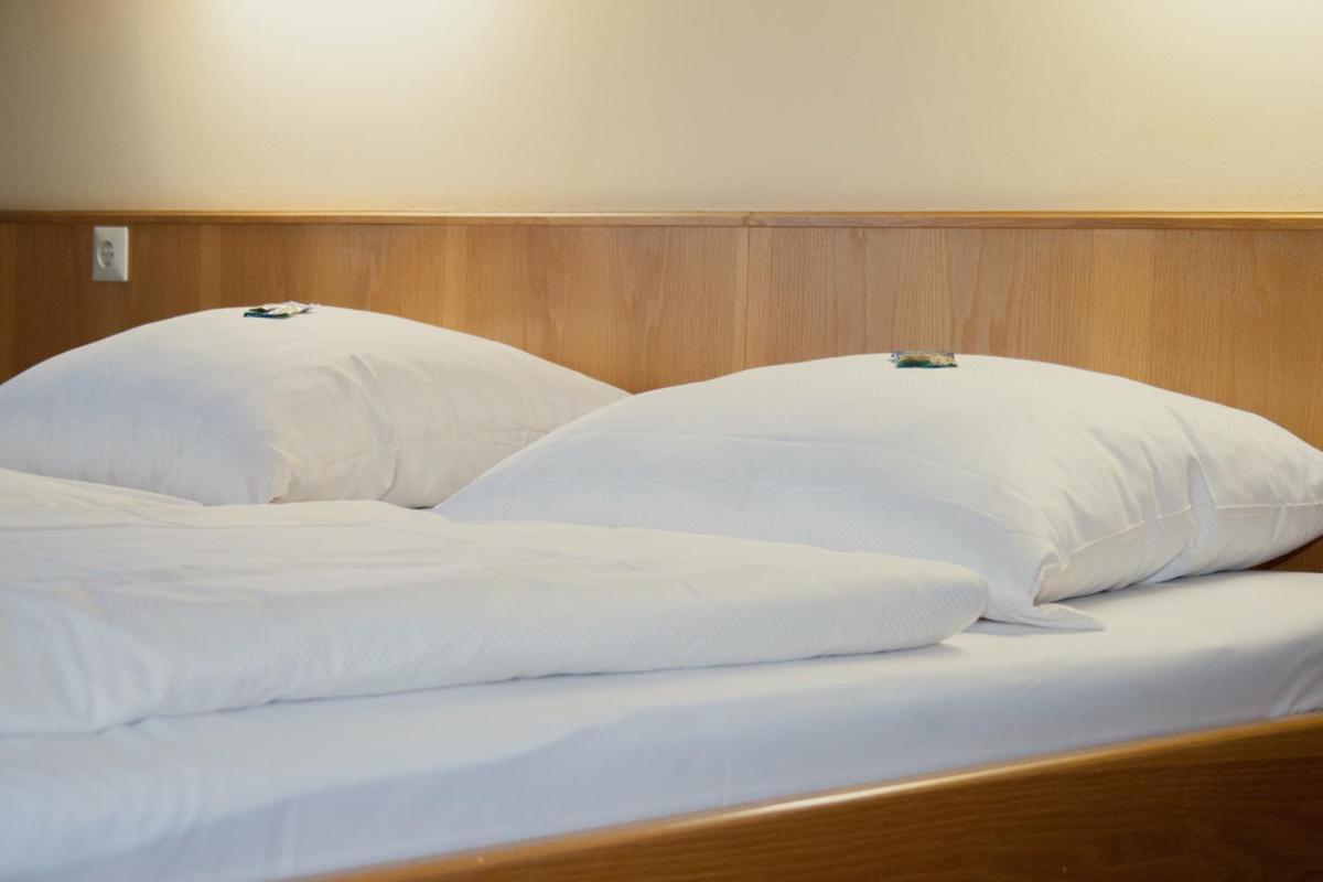 Hotel Am Regenbogen Кам Екстериор снимка