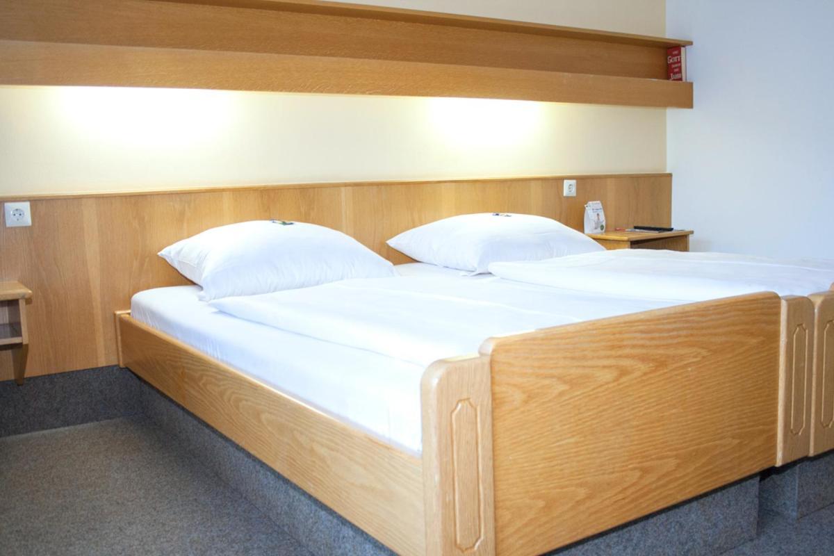 Hotel Am Regenbogen Кам Екстериор снимка