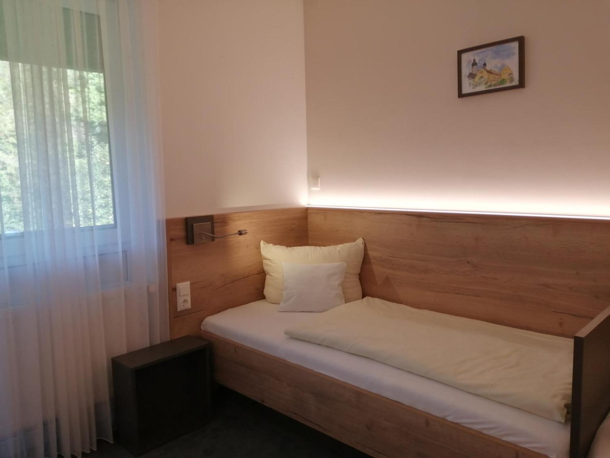Hotel Am Regenbogen Кам Екстериор снимка
