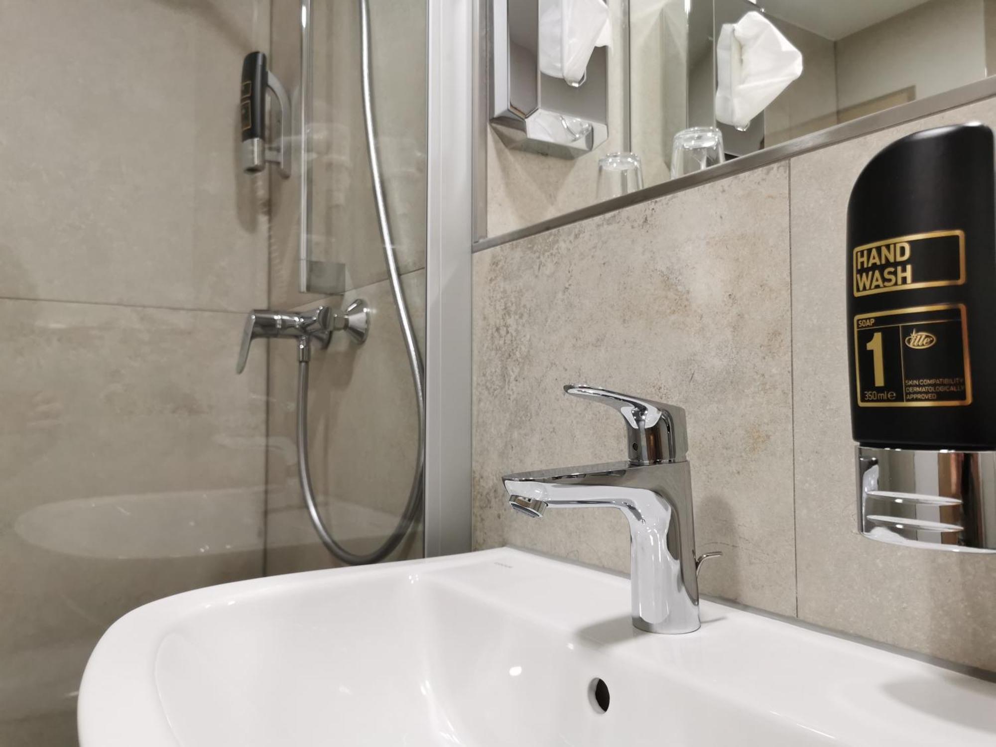 Hotel Am Regenbogen Кам Екстериор снимка