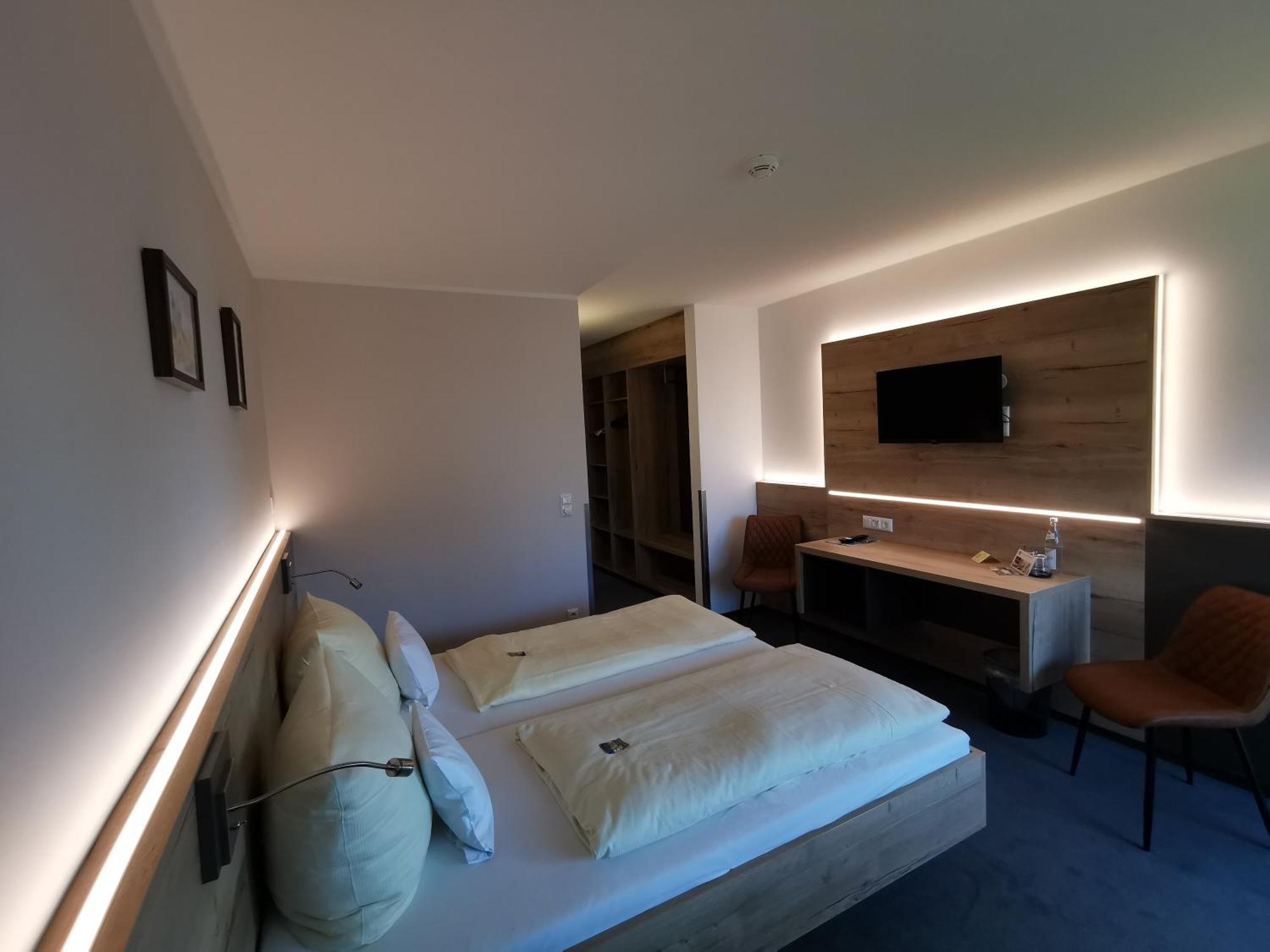 Hotel Am Regenbogen Кам Екстериор снимка