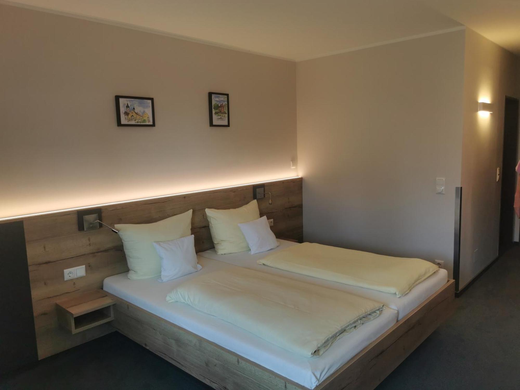 Hotel Am Regenbogen Кам Екстериор снимка